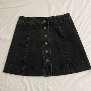 Madewell washed black denim snap skirt size 2